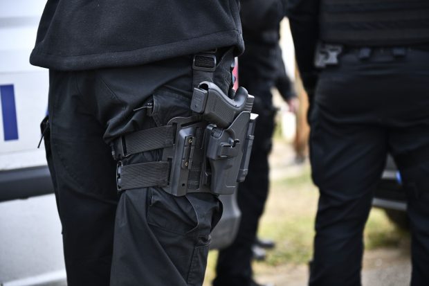 Un polițist din București este anchetat de superiori după ce a uitat arma în toaleta unei benzinării. Pistolul a fost recuperat de pe un teren viran