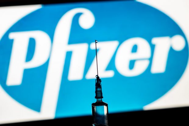 Studiu: A treia doză de vaccin Pfizer are o eficienţă de peste 95% împotriva formelor simptomatice ale bolii