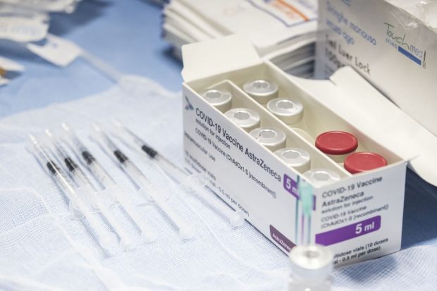 O inflamaţie rară a măduvei spinării, adăugată pe lista posibilelor efecte adverse ale vaccinului AstraZeneca