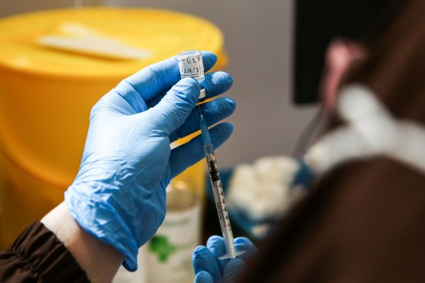 Marea Britanie ia în calcul să impună vaccinarea obligatorie pentru angajații din sănătate