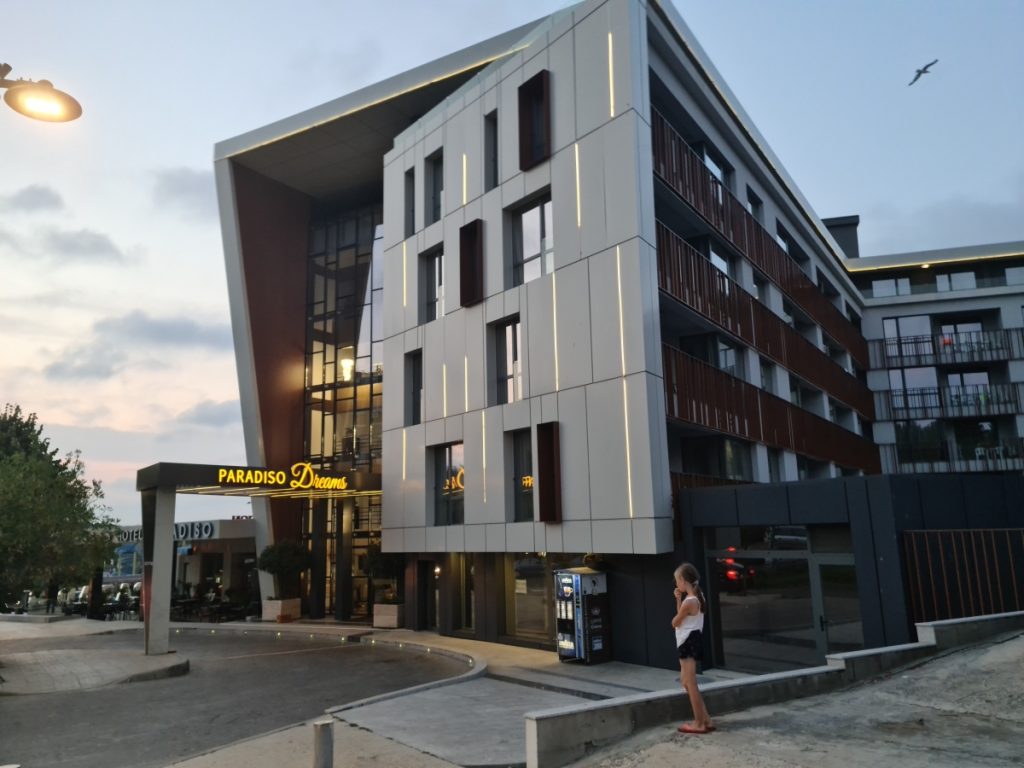 Ce poți face când te-ai săturat de litoralul românesc. Reportaj din stațiunea bulgărească unde se minează criptomonede pe plajă