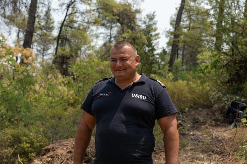 Poveștile pompierilor români în insula Evia: „O bătrână avea casa izolată în pădure, am ajuns la ea înaintea focului”