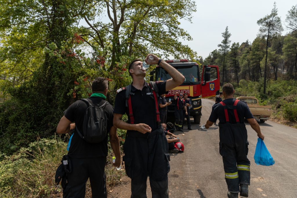 Poveștile pompierilor români în insula Evia: „O bătrână avea casa izolată în pădure, am ajuns la ea înaintea focului”