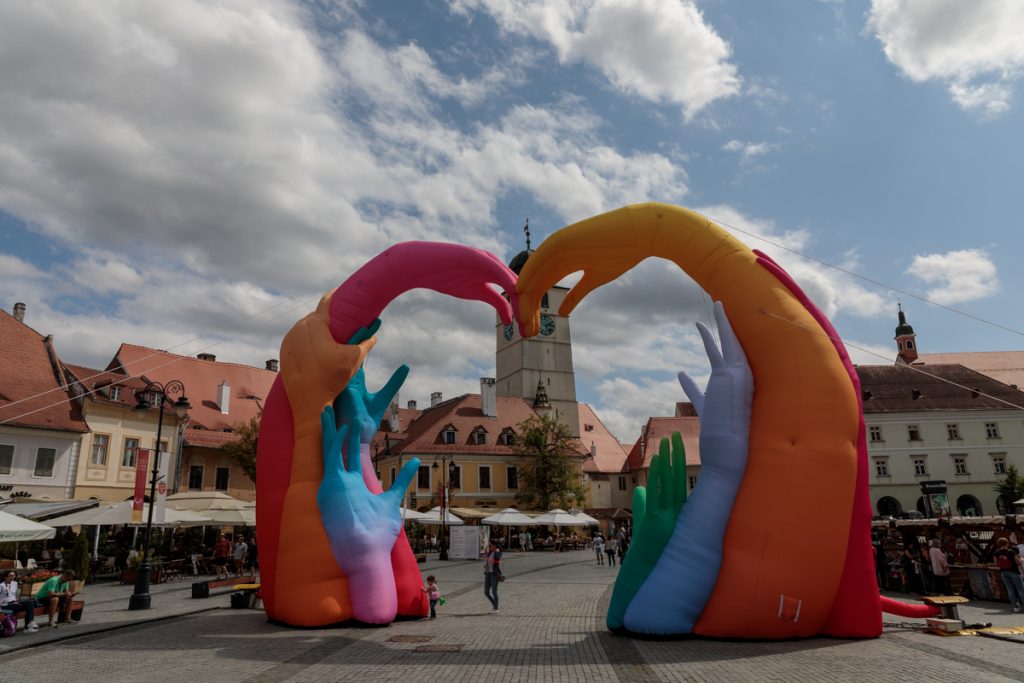 FOTOREPORTAJ de la Festivalul de Teatru de la Sibiu. Când un oraș devine o scenă: spectacole de flamenco pe picioroange, fanfare și Shakespeare