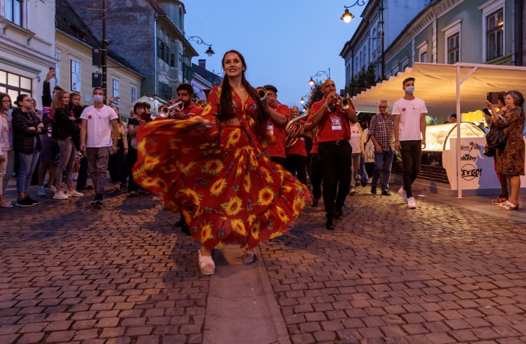 FOTOREPORTAJ de la Festivalul de Teatru de la Sibiu. Când un oraș devine o scenă: spectacole de flamenco pe picioroange, fanfare și Shakespeare