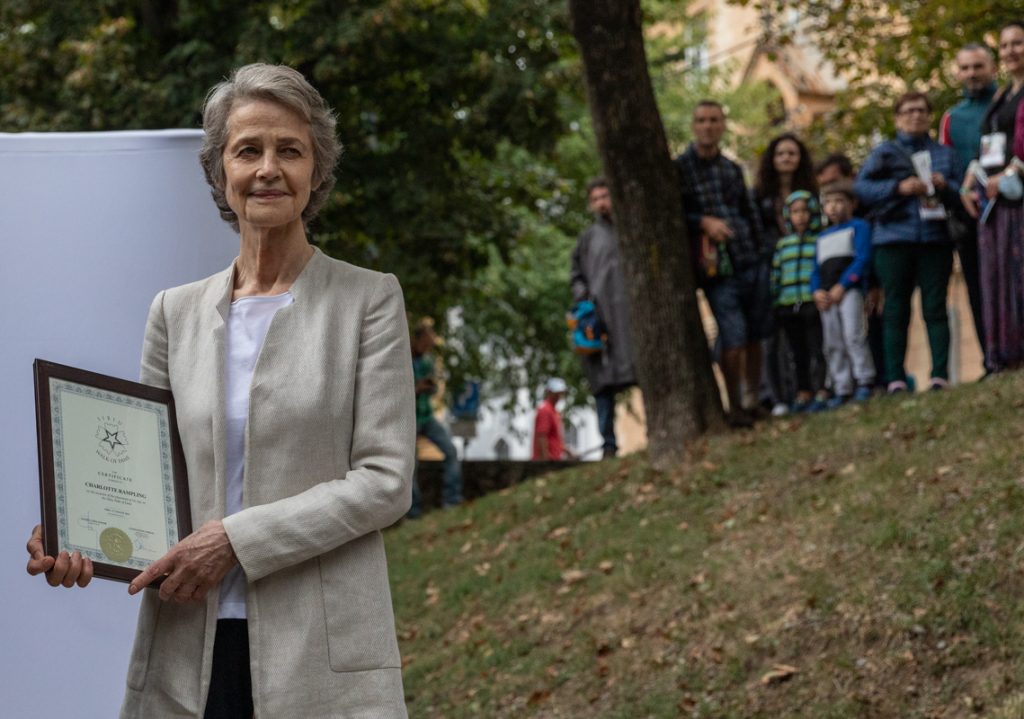 Charlotte Rampling a primit o stea pe Aleea Celebrităților din Sibiu. Cum a reacționat celebra actriță britanică
