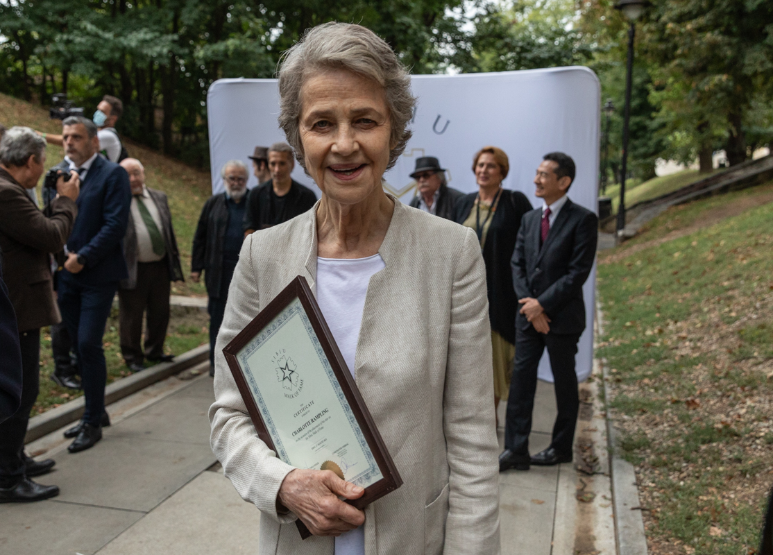 Charlotte Rampling A Primit O Stea Pe Aleea Celebrităților Din Sibiu. Cum A Reacționat Celebra Actriță Britanică - Vimarsana News