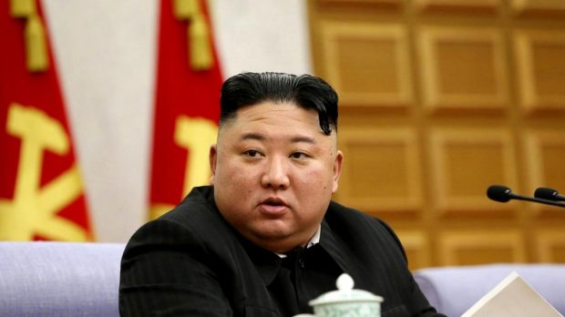 Coreea de Nord le-a interzis cetățenilor să îmbrace paltoane de piele pentru a nu imita stilul lui Kim Jong-un