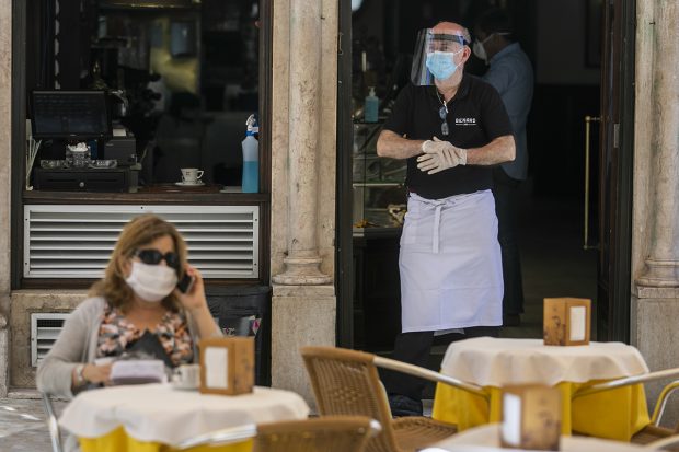 Reprezentanții HoReCa: „Dacă intră 20 de clienţi în restaurant cu acelaşi certificat verde, nu am dreptul să îi legitimez”