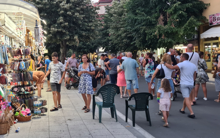 Ce poți face când te-ai săturat de litoralul românesc. Reportaj din stațiunea bulgărească unde se minează criptomonede pe plajă