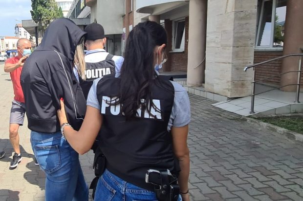Doi tineri din Târgu Frumos falsificau adeverințe COVID pentru călătorii nevaccinați pe care-i duceau ilegal în Marea Britanie