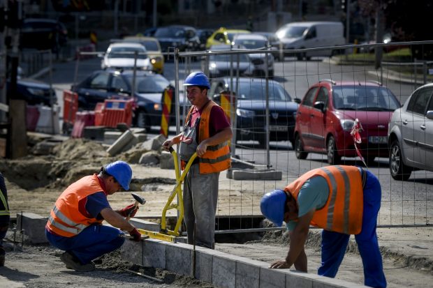 Cât de harnici sunt românii? Sociolog: „În Germania, zidarul nu pune prize, cheamă un electrician. Ai noștri ridică o casă de la fundaţie”