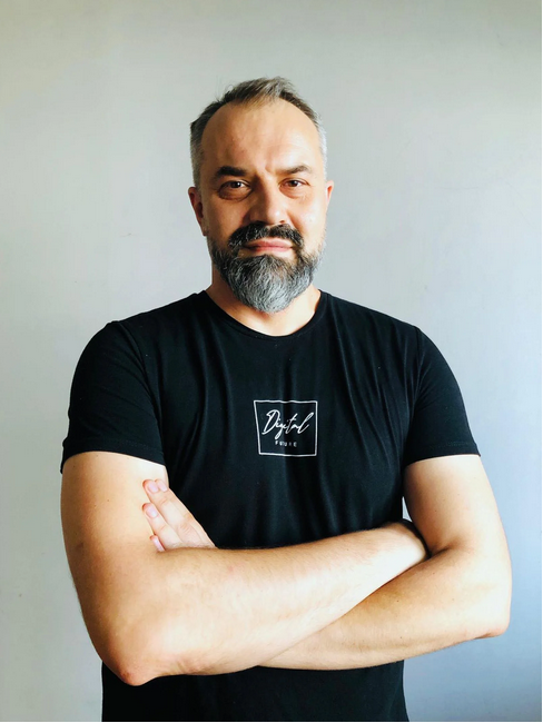 Cine este în spatele întrebărilor trăsnite de la emisiunea „Pe bune!”. „Toate răspunsurile sunt bazate pe lucruri reale”