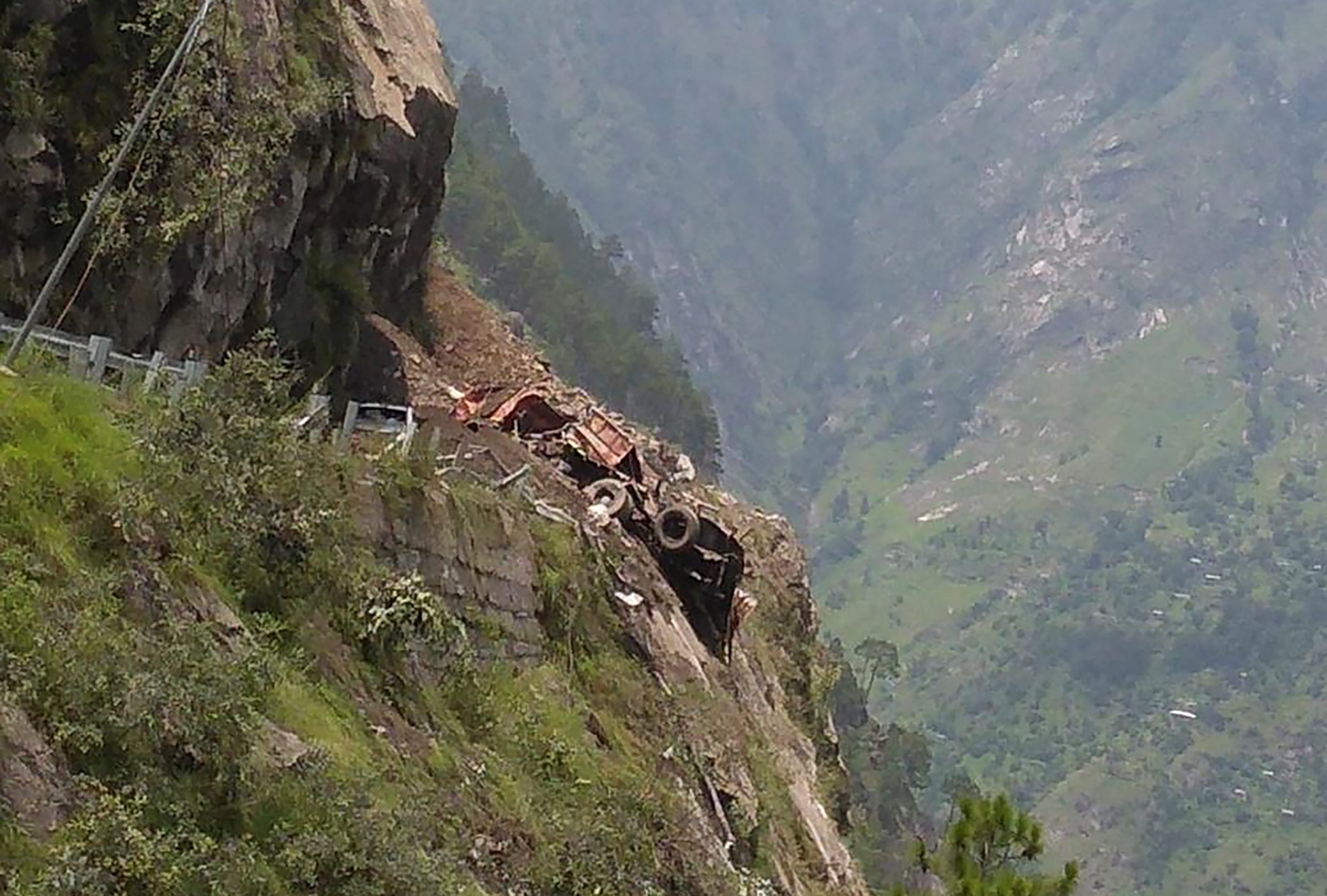Zeci De Oameni, îngropați De Vii După Ce O Autostradă Din India A Fost „înghițită" De O Alunecare De Teren - Vimarsana News