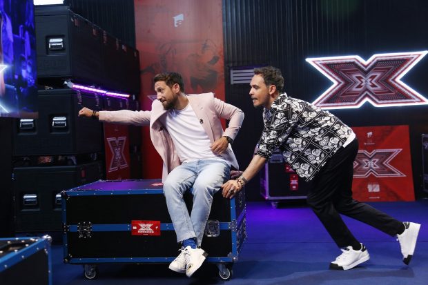 Imagine Stire Răzvan Simion și Dani Oțil prezintă „X Factor”, sezonul 10. „Nu ne-am dat seama când au trecut anii” | 2review.ro