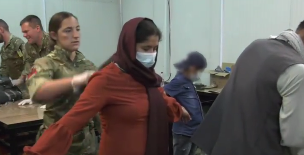 O femeie căpitan în armata afgană, evacuată cu familia ei de militarii britanici: „Prima provocare a fost să ieșim din casă”