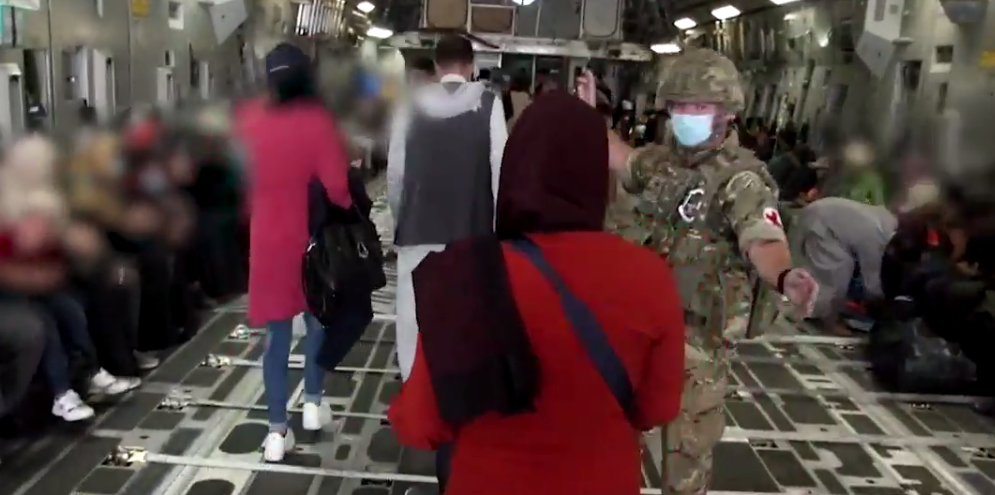 O femeie căpitan în armata afgană, evacuată cu familia ei de militarii britanici: „Prima provocare a fost să ieșim din casă”