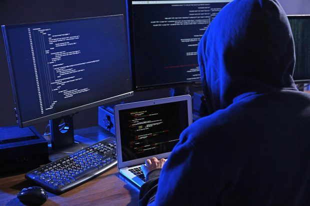 Bărbat din Craiova, suspectat că a spart rețelele informatice ale unor companii, apoi a cerut recompense în criptomonede