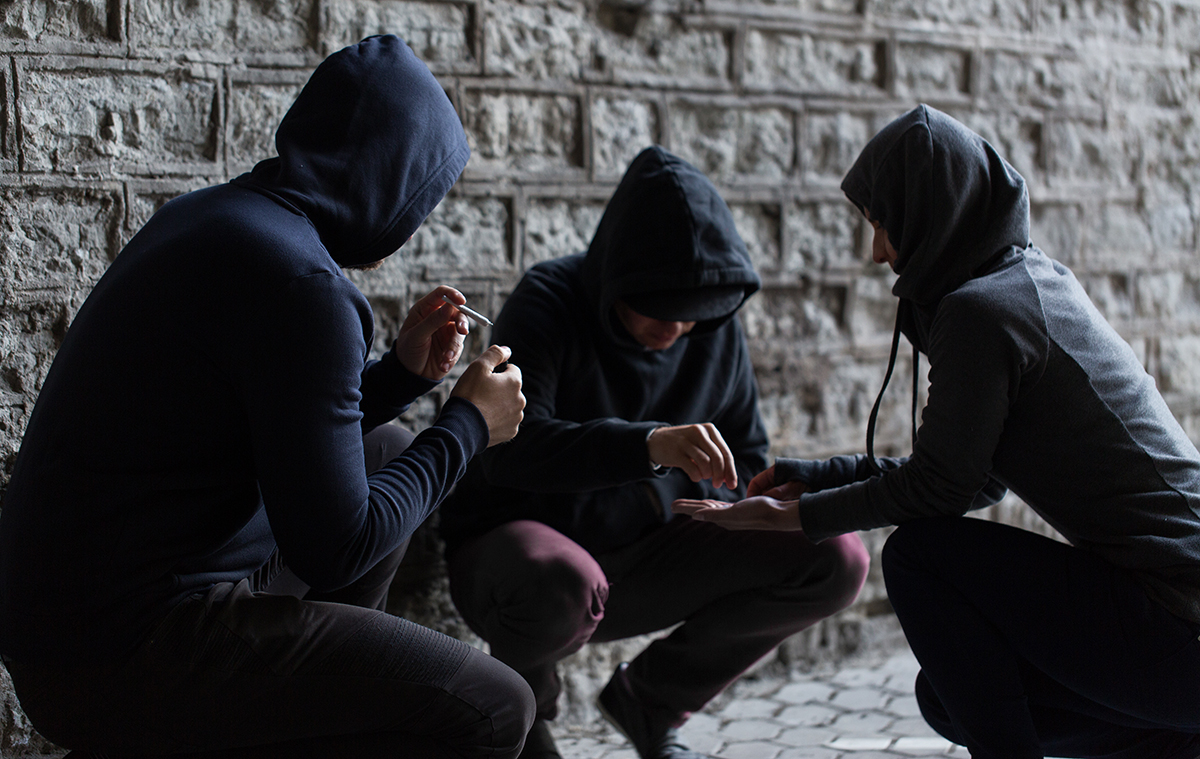 „Consum Droguri De La 14 Ani". Ce A Decis Instanța în Cazul Tânărului Dependent De Droguri Care își Teroriza Părinții - Vimarsana News
