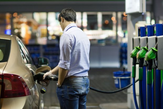 Ce trebuie să faci dacă alimentezi mașina cu combustibil greșit