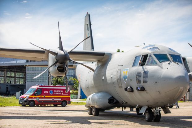 Șase pacienţi infectați cu COVID și în stare gravă, transferați de la Bucureşti la Târgu Mureş cu o aeronavă Spartan