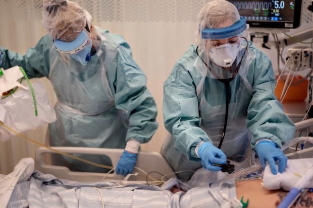 Medic ATI din Sibiu: Cel mai greu este să intubezi un pacient şi apoi să iei legătura cu familia