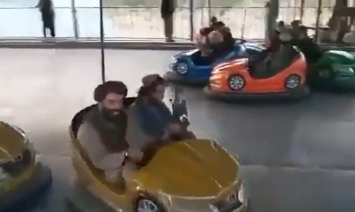 Talibani Filmați într-un Parc De Distracții Din Kabul După Ce Au Preluat Controlul Asupra Capitalei Afgane - Vimarsana News