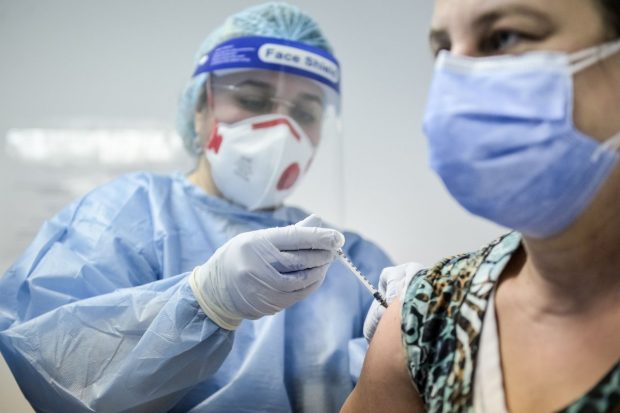 Ministrul interimar al sănătății anunță că vaccinarea anti-COVID cu a treia doză va începe „categoric” în această toamnă, în România