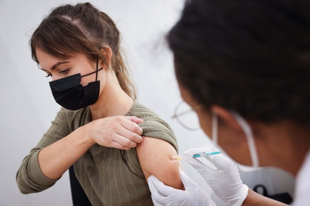 Cel mai mic număr de persoane vaccinate cu prima doză din ultimele două luni. Și numărul total al imunizărilor a scăzut mult