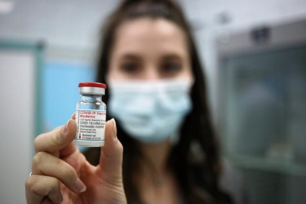Doza a treia de Moderna, înjumătățită. Ce se va întâmpla cu persoanele care au primit Johnson & Johnson