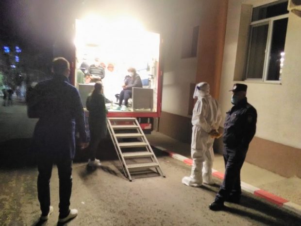 Coadă de ambulanțe în curtea Spitalului de Boli Infecţioase din Iaşi. Manager: „A fost o noapte de foc”