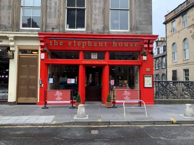 O măsuță pe care JK Rowling a scris primele pasaje din „Harry Potter”, salvată miraculos dintr-un incendiu, la Edinburgh