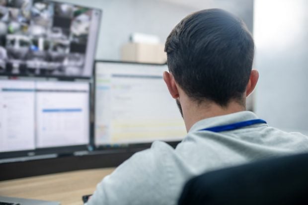Un polițist care a primit 5 ani de închisoare, după ce și-a spionat fosta soție, încă lucrează în Poliție: „Am mintea mai bolnavă ca a lui Cioacă”