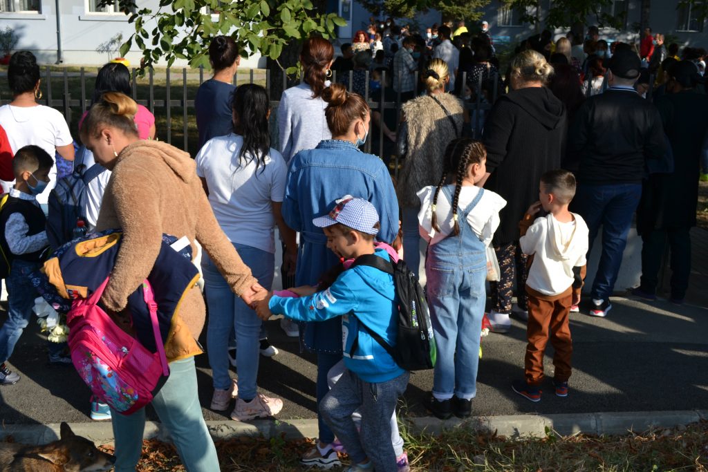 Reportaj la singura școală rurală care va funcționa după programul lui Iohannis „România Educată”. Fără teze, ore alternativ online și în sala de clasă