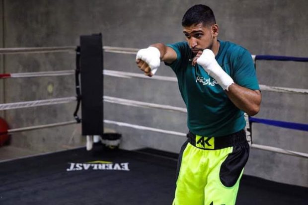 Campionul mondial de box Amir Khan, dat jos din avion, în SUA, fiindcă nu purta corect masca de protecție