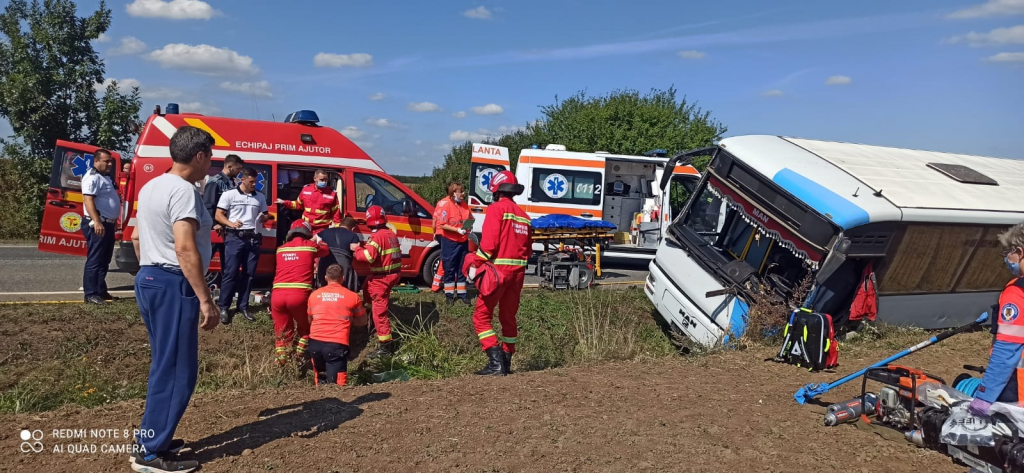 Planul roșu de intervenție a fost activat în Bihor, după ce un autobuz s-a răsturnat pe DN 19