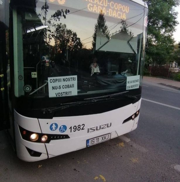Şoferul Companiei de Transport Public Iaşi care a lipit mesaje antivacciniste pe parbriz, a fost concediat