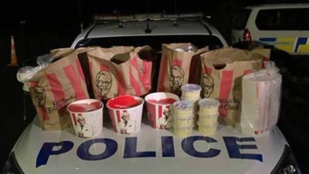 „Contrabandă” cu aripioare. Doi interlopi neo-zeelandezi, arestați după ce au încercat să intre în Auckland, oraș în carantină, cu zeci de produse fast-food