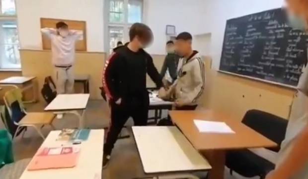Trei elevi de 13 și 15 ani reţinuţi şi altul internat la Psihiatrie, după ce și-au bătut un coleg într-o școală din Arad