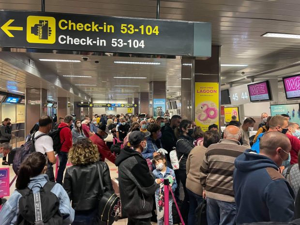 Zeci de oameni, lăsați de Wizz Air la poarta de îmbarcare de la Otopeni. „Am rămas efectiv în fața porții”