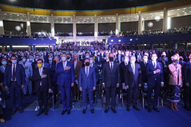 Imaginea zilei. Cum stau liberalii în sală, la Romexpo. Theodor Stolojan, apeluri vehemente la respectarea măsurilor sanitare