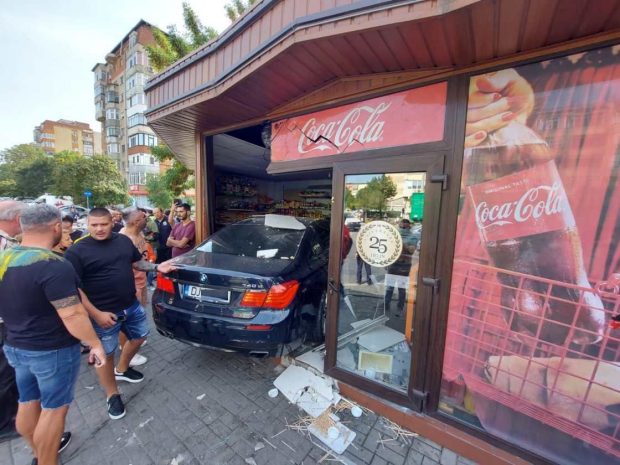 Un şofer a intrat cu mașina într-un magazin din Craiova, după ce a pierdut controlul direcției