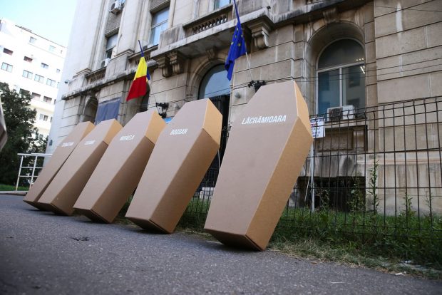 Protest în fața Ministerului Sănătății: „Nu jucați viața copiilor noștri la ruleta morții”