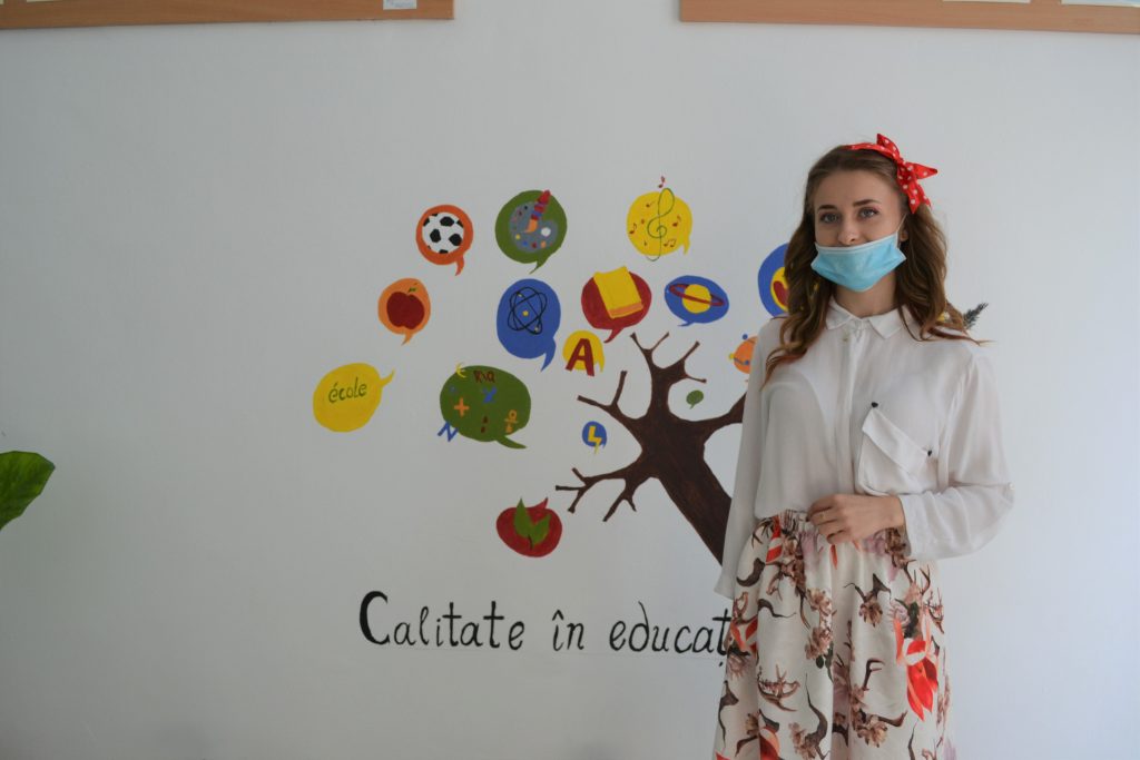 Reportaj la singura școală rurală care va funcționa după programul lui Iohannis „România Educată”. Fără teze, ore alternativ online și în sala de clasă