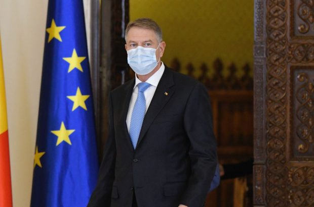 Închis în castel, lângă ultimele slugi fidele, președintele Iohannis acuză procedurile democratice!