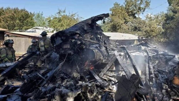 Un avion militar american s-a prăbuşit într-o zonă rezidenţială din Texas. Piloții s-au catapultat