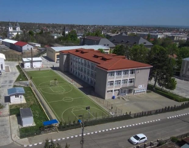 Un elev de clasa a XII-a, reținut de polițiști după ce a agresat o fată în curtea unui liceu din Huși