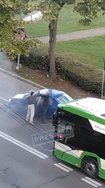 Imagini filmate în centrul orașului Satu Mare, cu un șofer care îl ia la pumni pe conducătorul auto care l-a tamponat