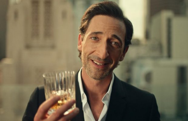 Actorul câștigător de Oscar Adrien Brody este noul ambasador Johnnie Walker, într-un parteneriat menit să depășească limite și să aducă schimbări pozitive în Europa de Est
