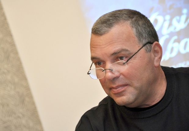 Rețeta prin care un oraș ajunge să facă bani din cultură. Interviu cu actorul Constantin Chiriac, fondatorul Festivalului de teatru de la Sibiu